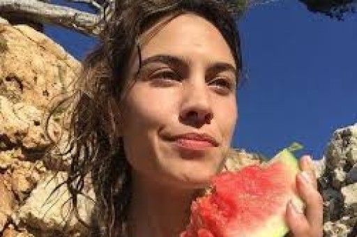 知名女网红翻车每天收入几万礼物却被曝光是AI生成的人物 知名女网红翻车每天收入几万礼物却被曝光是AI生成的人物