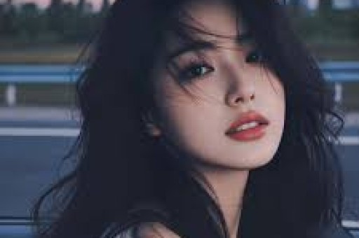 “假洋牌”优思益翻车事件：网红集体致歉背后的品牌包装术与流量陷阱